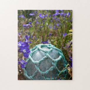 Glasfischerboje und Blumen