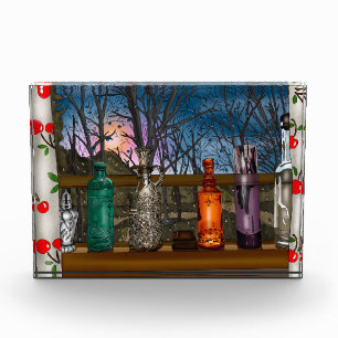 Glasflaschen im Fenster mit Raindrops Fotoblock