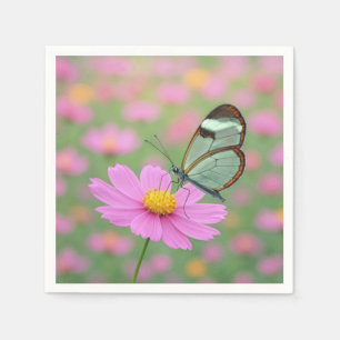 Glasflügelschmetterling auf einer Kosmee Serviette