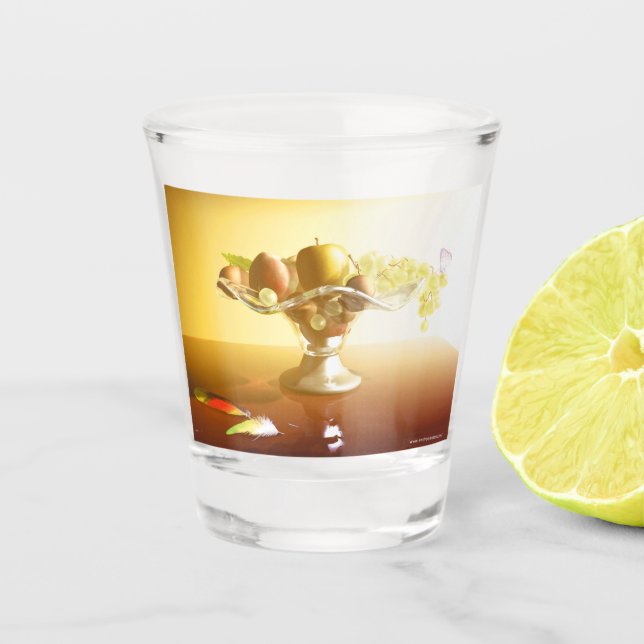 Glaskorb mit Früchten und Batterie Schnapsglas (Vorderseite)