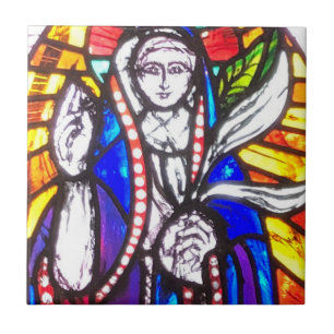 Glasmalerei-Design mit religiöser Figur. Fliese