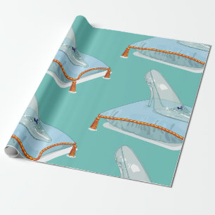 Glaspantoffel auf einem Kissen Geschenkpapier