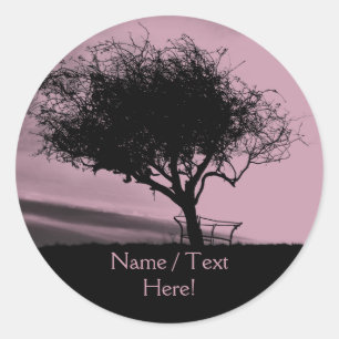 Glastonbury Hawthorn. Baum auf Hügel. Rosa, schwar Runder Aufkleber