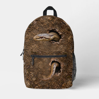 Glattnatter, die aus felsigen Löchern hervorkommt, Bedruckter Rucksack