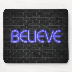 Glaube Text in Neonlichtern auf Ziegel Mousepad