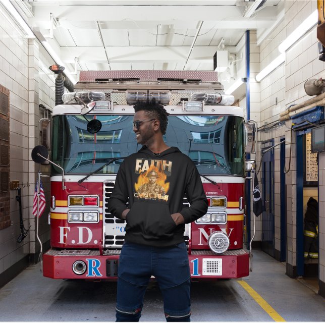 Glaube über Angst Feuerwehrmann Christlicher Glaub Hoodie (Von Creator hochgeladen)