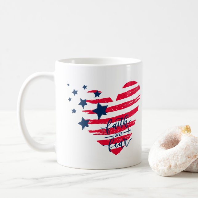 Glaube über Angst Patriotisches Herz Kaffeetasse (Mit Donut)
