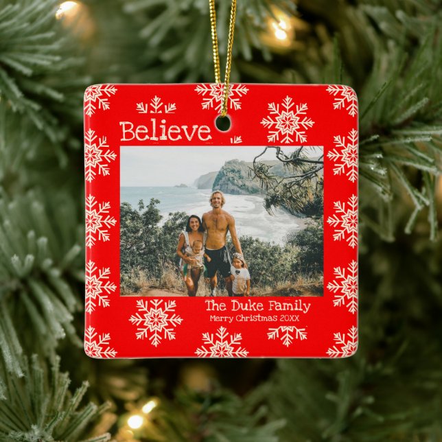 Glaube Weihnachten Rote Schneeflocken Familie Foto Keramikornament (Baum)