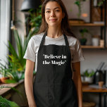 Glauben an Magie Schwarz und Weiß Schürze<br><div class="desc">Mit der Schürze "Glaube an die Magie" in Schwarzweiß-Weiß fügen Sie Ihrer Urlaubsküche eine Touch Eleganz und Charme hinzu. Dieses minimalistische Design besticht durch eine stilvolle Schwarz-Weiß-Farbpalette mit einer inspirierend "Glaube an die Magie"-Botschaft, die es zu einer perfekten Ergänzung Ihrer Weihnachtsküche macht. Egal, ob Sie sich für die Feiertagsmahlzeiten oder...</div>