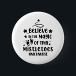 Glauben Sie an die Magie der winzigen Mistletoes N Button<br><div class="desc">Glaube an den Zauber der kleinen Mistletoes Nicu Nurse WeihnachtsWeihnachtsWeihnachten, passend, Familie, Weihnachten, fröhliche Weihnachten, 2021, glücklich, neu,  Jahr, 2022 Weihnachten 2021 Matching Family Pajamas</div>