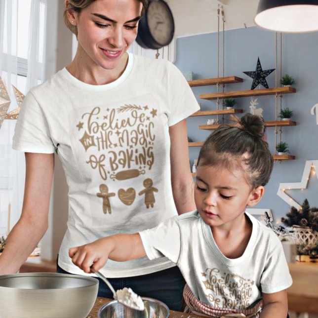 Glauben Sie an die Magie des Backens von Weihnacht T-Shirt (Von Creator hochgeladen)