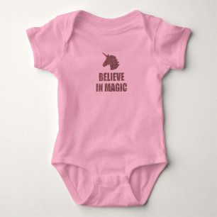 Glauben Sie an magische Einhorn-Sprinklen drucken Baby Strampler