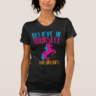 Glauben Sie an selbst (und EINHÖRNER) T-Shirt
