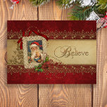 Glauben Sie Gold-und roter Damast-Vintagem Feiertagskarte<br><div class="desc">Einzigartig, blühen der reich strukturierte, elegante und verzierte Vintage Artentwurf, der Viktorianisch-Ära Sankt-Bild in einem ecru Spitzerahmen verziert wird mit rotem Band kennzeichnet, Gold, funkelnder wulstiger Wirbel, und Poinsettias auf einem Rot maserten subtil Damasthintergrund. Das Mittelband des antiken Pergaments getrimmt in funkelnde Goldspitze in einem Stechpalmenmuster mit "glauben" Text in...</div>
