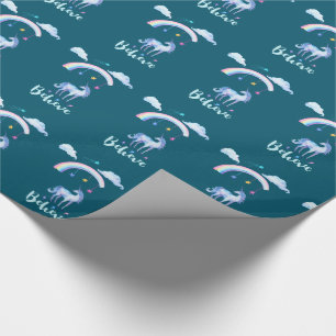 Glauben Sie mit einem Wasserfarbeneinhorn unter ei Geschenkpapier