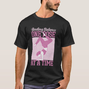 Gleichgewicht finden, eine Pose nach der anderen Y T-Shirt
