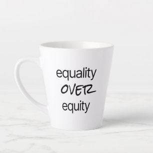 Gleichheit gegenüber dem Kapital Latte Tasse
