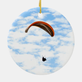 Gleitschirmfliegen in den Wolken Keramik Ornament