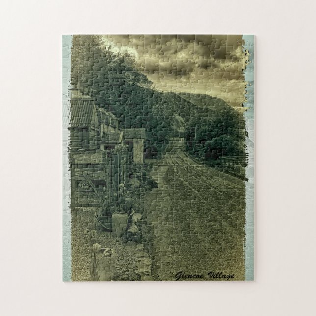 Glencoe Village, Glencoe, Lochaber, Schottland (Vertikal)