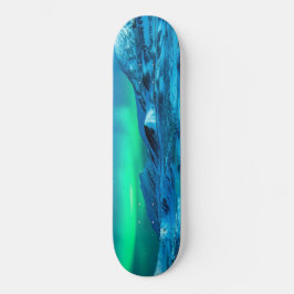 Gletscherbrett und Nordlichter. Skateboard