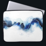 Gletscherbruch Laptopschutzhülle<br><div class="desc">Gletscherbruch III von Grace Popp. Die dunkle,  lebendige blaue Linie wird in tiefblauen Tönen mit einem limitierten weißen Hintergrund dargestellt.</div>