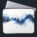 Gletscherbruch Laptopschutzhülle<br><div class="desc">Gletscherbruch III von Grace Popp. Die dunkle,  lebendige blaue Linie wird in tiefblauen Tönen mit einem limitierten weißen Hintergrund dargestellt.</div>