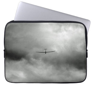 Glider fliegen in grauem Himmel Laptopschutzhülle