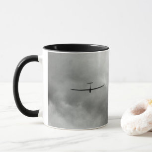 Glider fliegen in grauer Luft Tasse