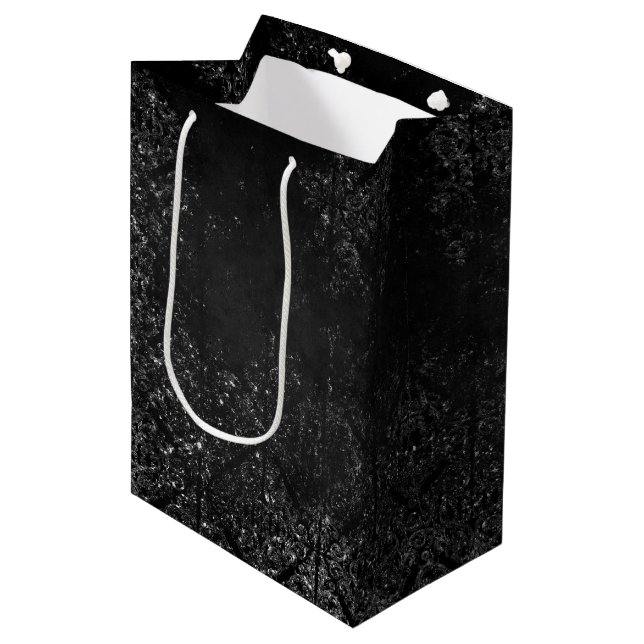 Glimmery Onyx Grunge | Silvery Black Glam Damask Mittlere Geschenktüte (Vorderseite Schrägansicht)