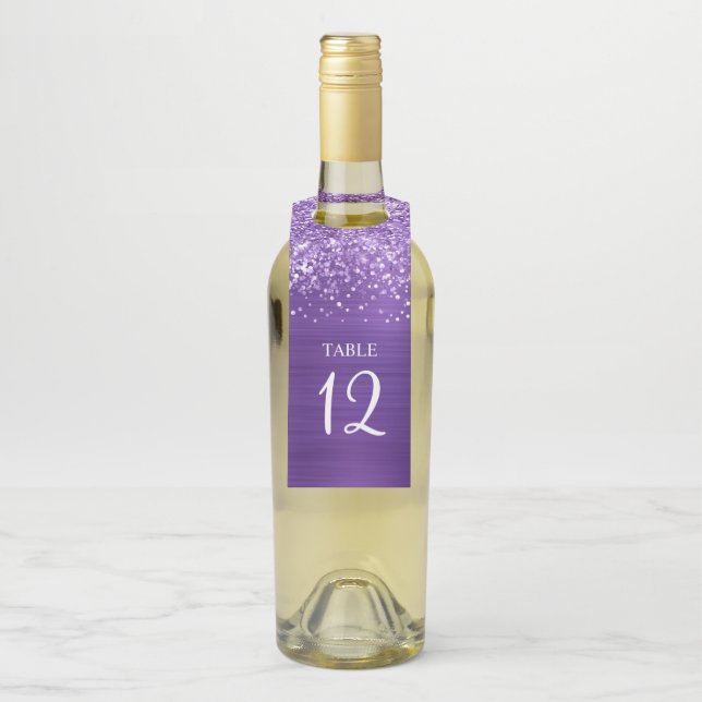 Glittery Amethyst Lila Glam Tischnummer Flaschenanhänger (Auf Flasche)