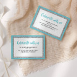 Glittery Bat Mitzvah Blue and Silver Detail Card Einladung<br><div class="desc">Diese trendige Einsteckkarte weist eine fette Schrift auf der Vorderseite auf,  die in silberfarbenem Glitzer und Weiß gehalten ist und eine solide Rückfärbung aufweist. Fügen Sie den Text mithilfe des Vorlagenformulars hinzu. Ändern Sie den Schriftart,  das Layout und die Farben mithilfe des Entwurfstools.</div>