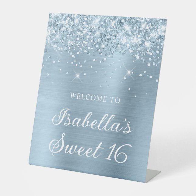Glittery Dusty Blue Foil Sweet 16 Willkommen Sockelschild (Vorderseite)