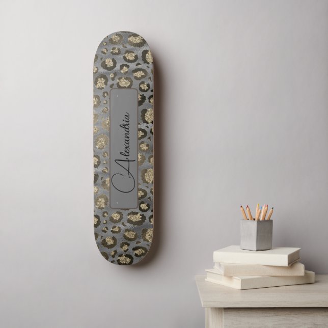 Glittery Leopard Print on Glossy Grau Personalisie Skateboard (Wandkunst)