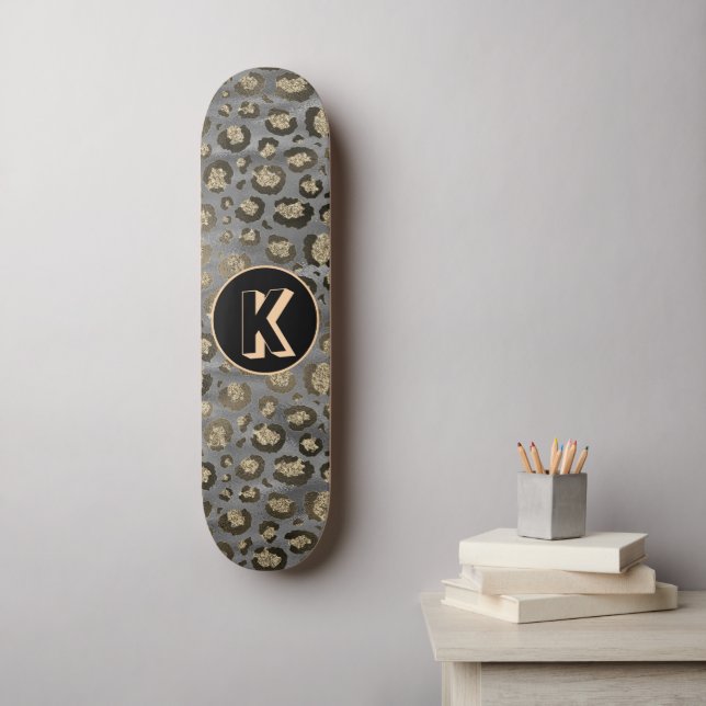Glittery Leopard Print on Glossy Gray Monogram Skateboard (Wandkunst)