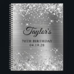 Glittery Silver Foil 70th Birthday Guest Notizbuch<br><div class="desc">Erstellen Sie Ihr eigenes Gästebuch zu 70. Geburtstagsfeiern in einem leeren Notebook. Karo in den Optionen für die Textseite für diese Notebooks. Girly Imitate funkelnd silberner Glitzer auf der Oberseite und unten Rand, über eine silbergraue Imitate aus gebürstetem Metall glänzende Folie. Passen Sie die Stile des Schriftartes an, um Ihr...</div>