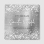 Glittery Silver Foil Wedding Save the Date Magnet<br><div class="desc">Erstellen Sie Ihren eigenen Magneten aus Save the Date Foto mit Braut und Bräutigam Name und Hochzeitstermin. Der Hintergrund zeichnet sich durch einen künstlerisch silbernen Glitzer und silbergraue metallische Ober-Folie aus, die wie ein Foto gedruckt wird. Passen Sie die Größe des Schriftartes an, wie es für längere oder kürzere Namen...</div>