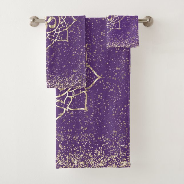Glittery Stars Om Gold Mandala auf Lila Badhandtuch Set (Insitu)