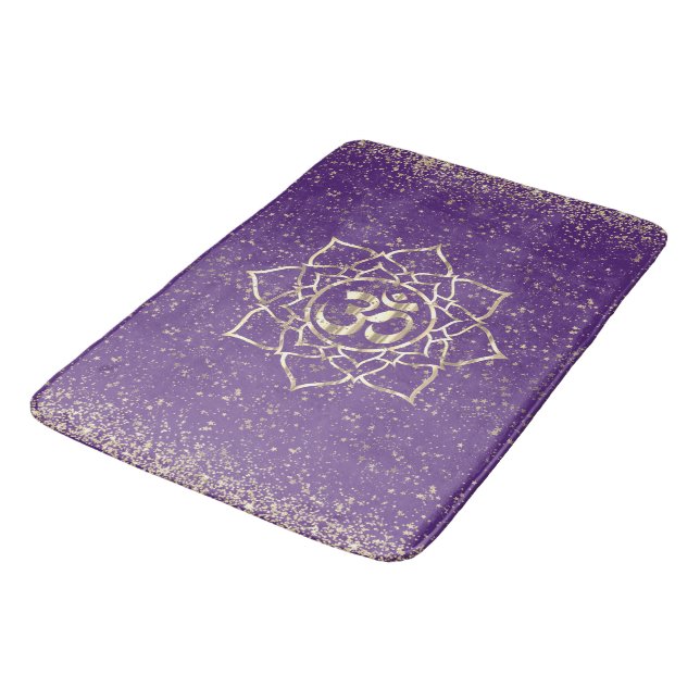 Glittery Stars Om Mandala auf Lila Badematte (Schrägansicht)