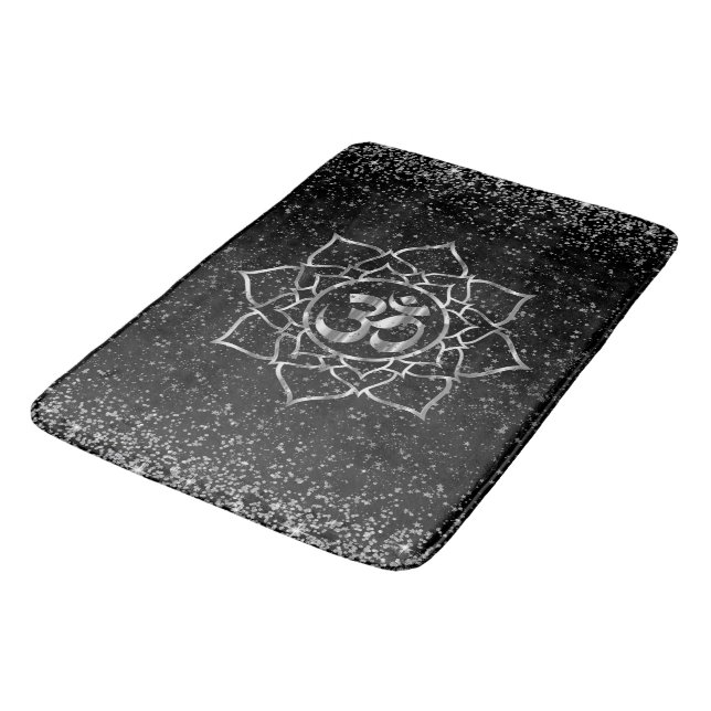 Glittery Stars OM Mandala auf schwarz Badematte (Schrägansicht)