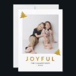 Glitzer Freudendes Foto Weihnachtskarte<br><div class="desc">Glitzer Joyful Foto Weihnachtskarte mit Glitzer Bäumen und Fotos auf der Vorder- und Rückseite. Ersetzen Sie mit Ihren Fotos,  indem Sie auf die Schaltfläche "Personalisieren" klicken und Ihre benutzerdefinierte Nachricht und Ihren Namen auf der Rückseite hinzufügen</div>