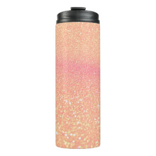 Glitzer leuchtet auf schwarzem Hintergrund. Außer Thermosbecher