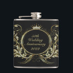 Glitzer mit Blumenrahmen für Gold und Weiße Imitat Flachmann<br><div class="desc">Das Bild der Glitzer-Wirbel aus Gold und Weiß mit einer Krone über schwarzem Hintergrund. Anpassbarer Text. Wenn Sie Hilfe bei der Anpassung eines meiner Designs benötigen,  kontaktieren Sie ArtOnWear Designer. Kostenlose Textformatierung mit Live-Hilfe ist auf Anfrage verfügbar.</div>