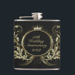 Glitzer mit Blumenrahmen für Gold und Weiße Imitat Flachmann<br><div class="desc">Das Bild der Glitzer-Wirbel aus Gold und Weiß mit einer Krone über schwarzem Hintergrund. Anpassbarer Text. Wenn Sie Hilfe bei der Anpassung eines meiner Designs benötigen,  kontaktieren Sie ArtOnWear Designer. Kostenlose Textformatierung mit Live-Hilfe ist auf Anfrage verfügbar.</div>