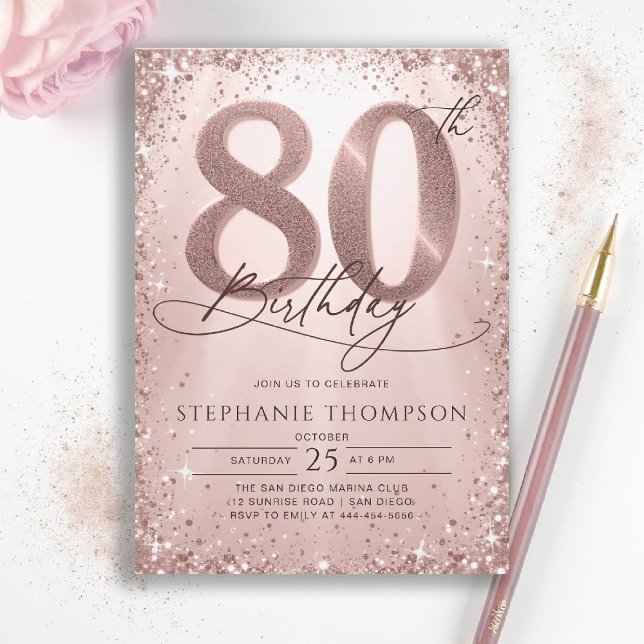 Glitzer Rose Gold Glam Kalligraphie 80. Geburtstag Einladung (80th birthday invitation for women her glitter sparkle rose gold elegant glam luxury calligraphy)
