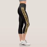 Glitzer Sport Strip Benutzerdefinierter Text Legie Capri Leggings<br><div class="desc">Schwarz und Gold Imitate Glitzer Streifen Personalisiert Crop Capri Leggings mit einem breiten vertikalen Streifen nach unten das Bein mit benutzerdefinierten Text in der Mitte, kann auf jeder Seite unterschiedlich sein. Mit einem Teammotto, Maskottchen, Lieblings-Zitat, Vers, inspirierendes Mantra, Teamname, oder fügen Sie Ihren Namen auf der Seite jedes Beins wiederholen!...</div>