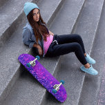 Glitzer Tropfen Girly Lila Pink Skateboard<br><div class="desc">Girly Skateboard mit lila und rosa Imitate Glitzer tropfen vor einem lila Hintergrund.</div>