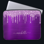 Glitzer Tropfen lila Metallfolie funkeln Gürtelgla Laptopschutzhülle<br><div class="desc">Ein eleganter, gürteliger und glamouröser Laptop-Ärmel. Lila, lavenderfarbene Imitate Glitzer Tropfen. Dunkelviolette Imitate aus Metall, folienaussehender Hintergrund. Personalisieren und fügen Sie einen Namen, geschrieben mit einem modernen handgeschriebenen Stil Skript mit Swashes. Hellrosa Buchstaben. Um die Swashes behalten, löschen Sie nur den Beispielnamen, verlass die Leerzeichen oder Emoji's vor und nach...</div>