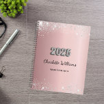 Glitzern 2025 planer<br><div class="desc">Ein rot rosa Farbverlauf Hintergrund mit Imitaten silbernen Glitzern Personalize und fügen Sie einen Namen. Der Name ist grau geschrieben mit einem modernen handgeschriebenen Stil. Ideal für Schule,  Arbeit oder Organisation Ihres Privat-/Familienlebens.</div>