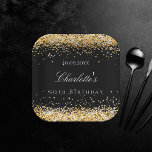 Glitzern aus Schwarzgolden nennen ihren Geburtstag Pappteller<br><div class="desc">Für eine glamouröse 50. Geburtstagsfeier (oder jedes Alter). Ein stilvoller schwarzer Hintergrund. Dekoriert mit Imitaten Gold Glitzer,  Glitzern. Personalisieren und fügen Sie einen Namen und Alter 50. Der Name ist mit einem modernen handgeschriebenen Stilskript geschrieben.</div>