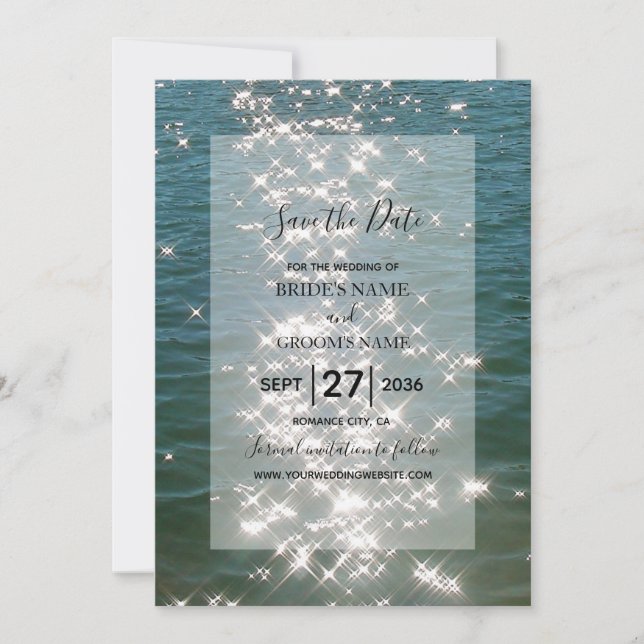 Glitzern im Wasser des Strandes retten das Datum Save The Date (Vorderseite)